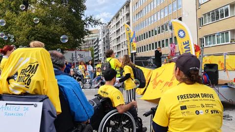 Le magliette gialle della Freedom Drive nelle strade di Bruxelles.