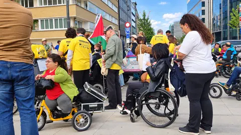 Una sosta del corteo nel quartiere europeo.