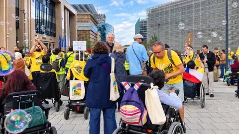 Incontri e dialoghi davanti al Berlaymont, sede della Commissione europea.