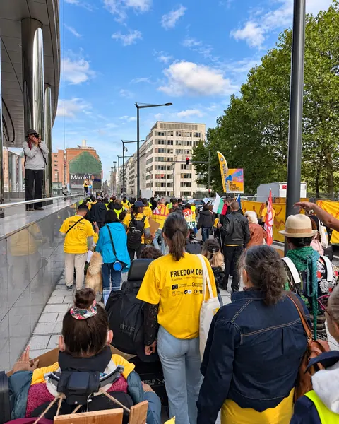 Il corteo avanza lungo le strade di Bruxelles.