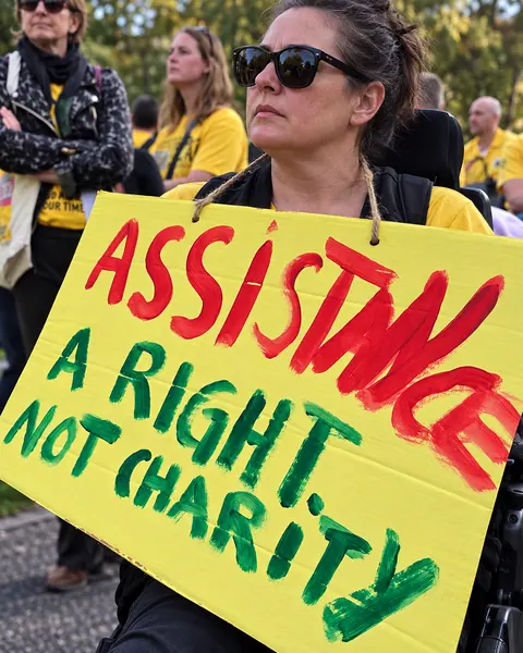 «Assistance: a right, not charity». L’assistenza è un diritto.