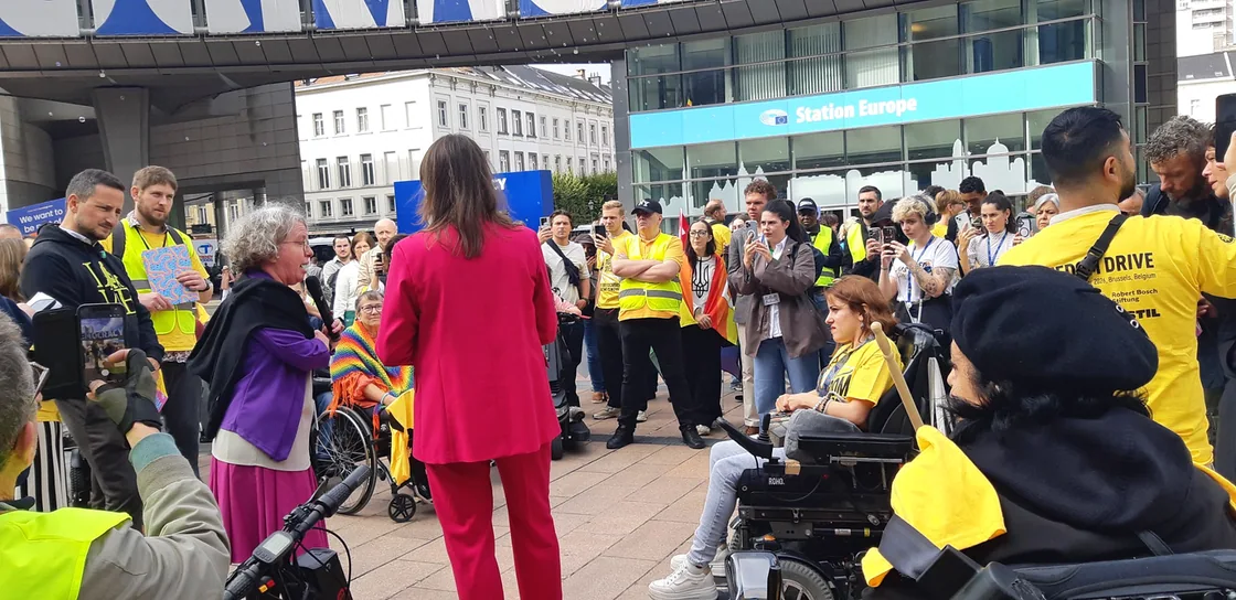 Il confronto con i Freedom Drivers all’ingresso del Parlamento.