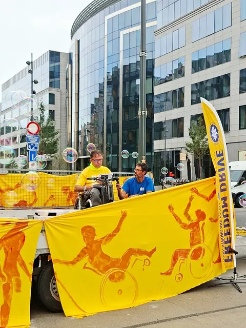 Partecipanti e musicisti dietro gli striscioni.