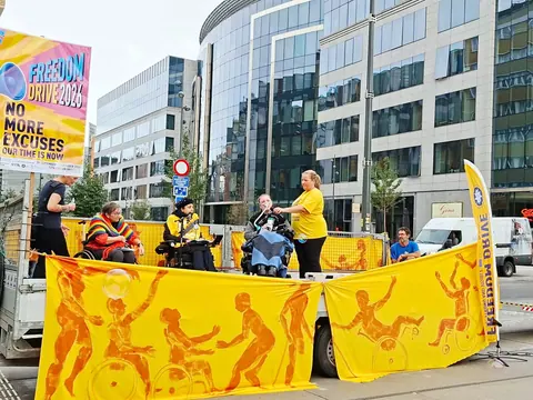 Le note della marcia accompagnano gli striscioni per la libertà.