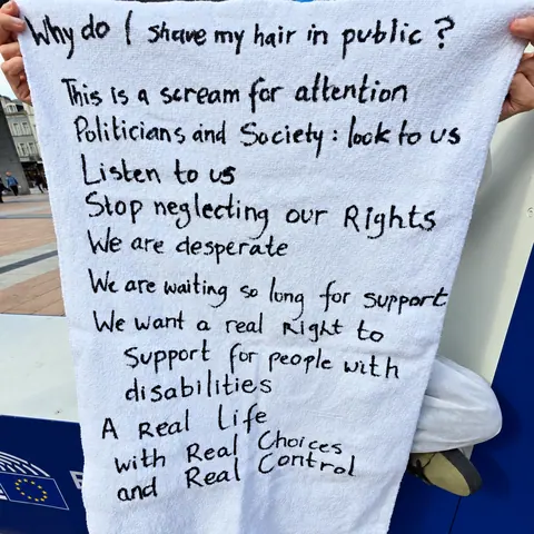 «We want a real right to support»: la richiesta scritta su un cartello.
