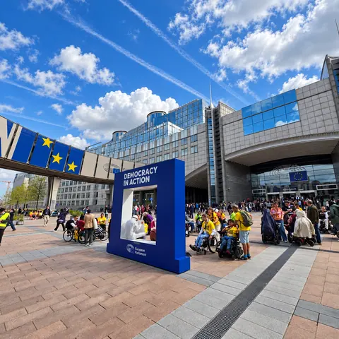 Davanti al Parlamento europeo, lo spazio della protesta simbolica del taglio dei capelli.