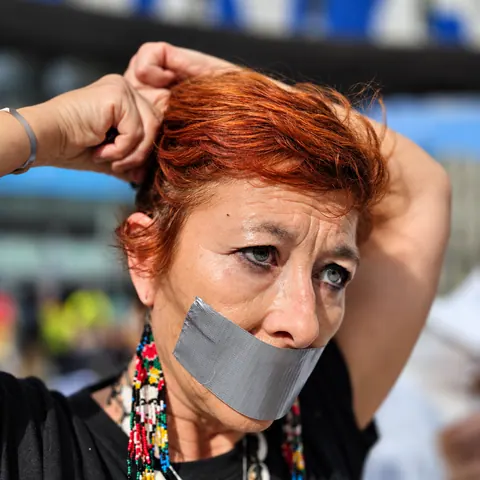 La protesta prosegue davanti ai partecipanti.