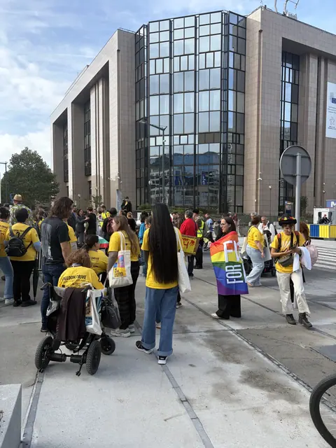 I partecipanti si ritrovano nel quartiere europeo durante la marcia.