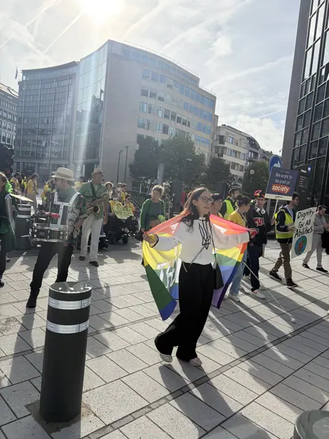 Musica, cartelli e una bandiera arcobaleno accompagnano il corteo.